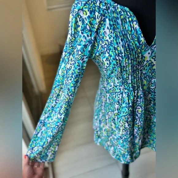Lilly Pulitzer Blue Bell Sleeve Blouse with Pleated Details - Picture 4 of 8